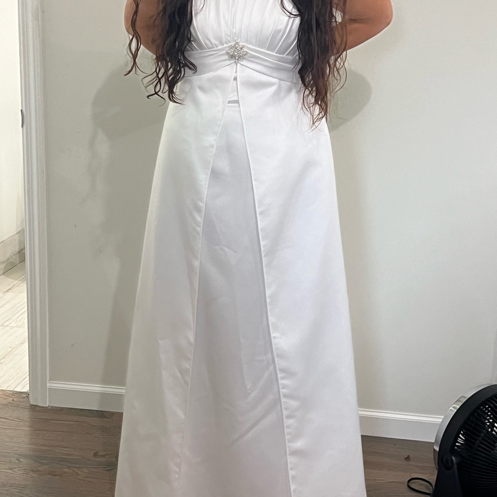 David’s bridal simple white wedding gown
50% price drop!!